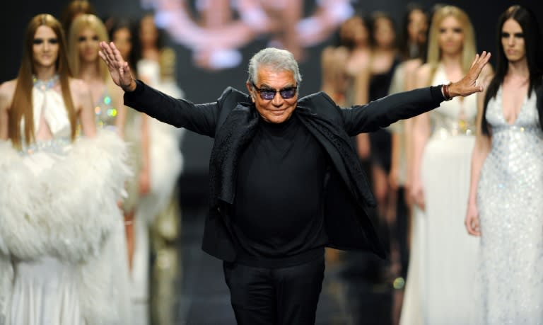 Le couturier italien Roberto Cavalli salue le public à l'issue de son défilé de mode, le 10 juin 2013 à Budva, au Monténégro (SAVO PRELEVIC)