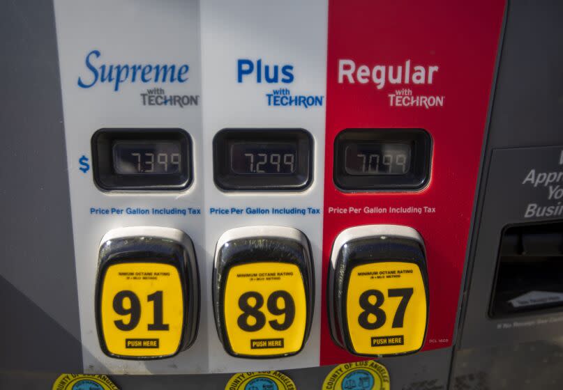 Los Angeles, CA - 03 de outubro: O preço do gás variou entre US $ 7.09 - US $ 7.39 o galão esta manhã em Chevon, no bairro de Eagle Rock, na segunda-feira, 3 de outubro de 2022, em Los Angeles, CA. O preço médio de um galão de gasolina comum self-service no condado de Los Angeles subiu sete décimos de centavo para um recorde de US$ 6.466 hoje, superando a alta anterior de US$ 6.462 em 14 de junho. O preço médio subiu 31 dias consecutivos, aumentando US$ 1.22. , incluindo 1 centavo no domingo e 15.3 centavos na quinta-feira, o maior aumento diário desde a alta recorde de 19.2 centavos em 5 de outubro de 2012, segundo dados do AAA e do Oil Price Information Service. (Francine Orr/Los Angeles Times)