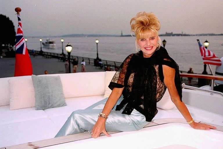 Ivana Trump posa en su yate, &quot;MY Ivana&quot;, en Nueva York, en junio de 1996