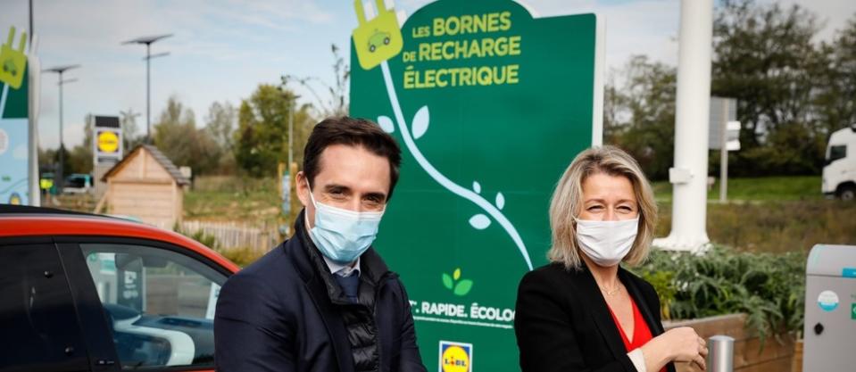 Barbara Pompili et Jean-Baptiste Djebbari annoncent le déploiement de bornes de recharge électrique.
