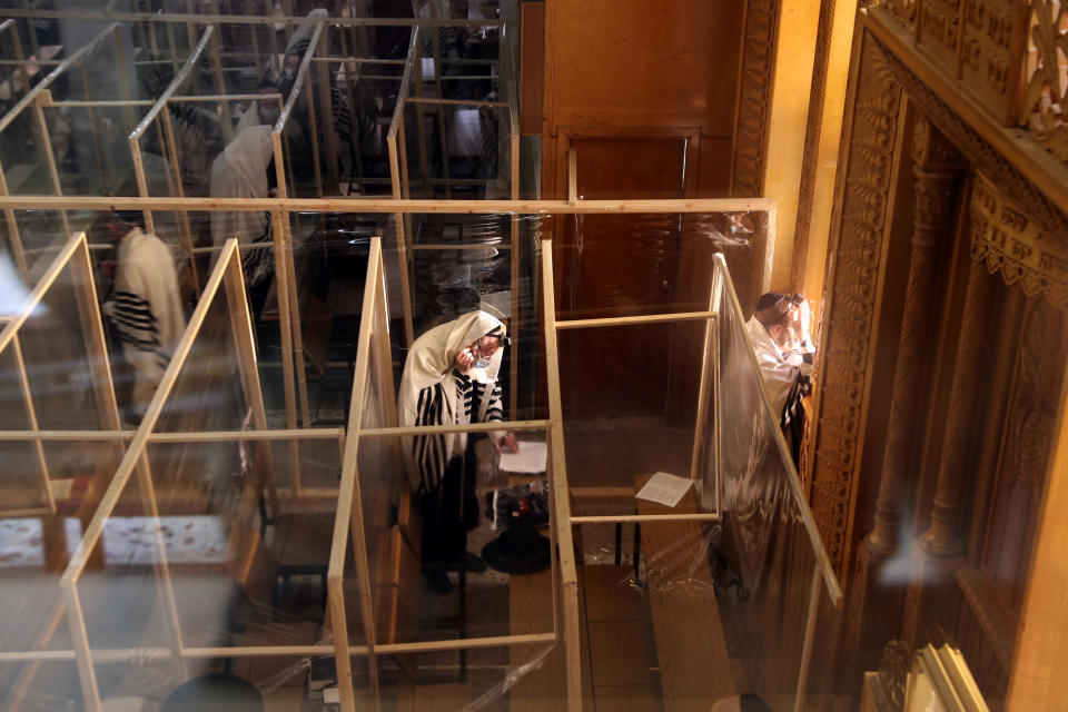 Jüdische Gläubige beim Morgengebet am Freitag in einer mit Plastikplanen abgeteilten Synagoge in Jerusalem (Bild: Reuters/Ronen Zvulun)