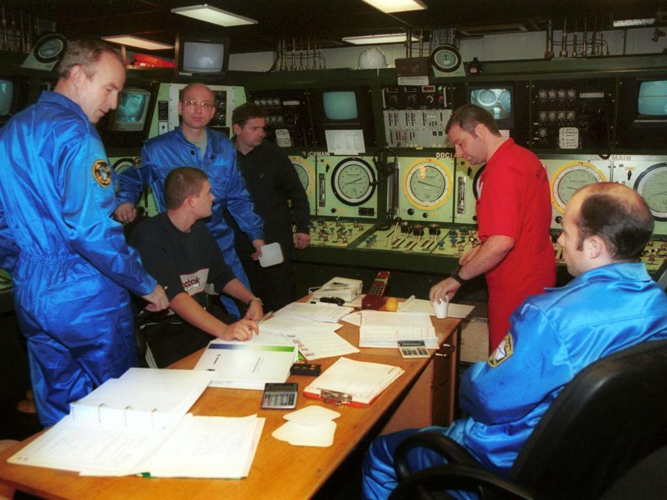 Russian and Norwegian sailors discuss efforts to recover the bodies of the 118 sailors from the sunken Russian submarine K-141 Kursk.