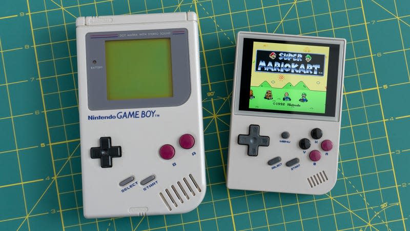 The original Game Boy sitting next to the Anbernic RG35XX playing Super Mario Kart.