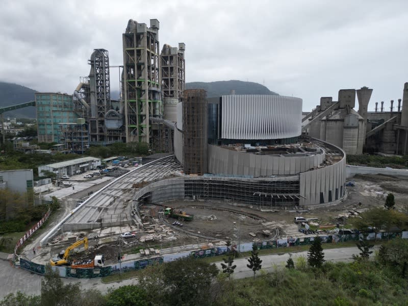 花蓮縣府與台泥合作  用水泥窯處理垃圾 花蓮縣政府以「促進民間參與公共建設法」與台灣水 泥公司合作，在台泥和平廠內興建「再生資源利用中 心（含一座氣化爐）」，以水泥旋窯（左後方）結合 氣化爐處理家戶垃圾，於民國112年12月15日正式營 運。 （民眾提供） 中央社記者李先鳳傳真  113年2月27日 