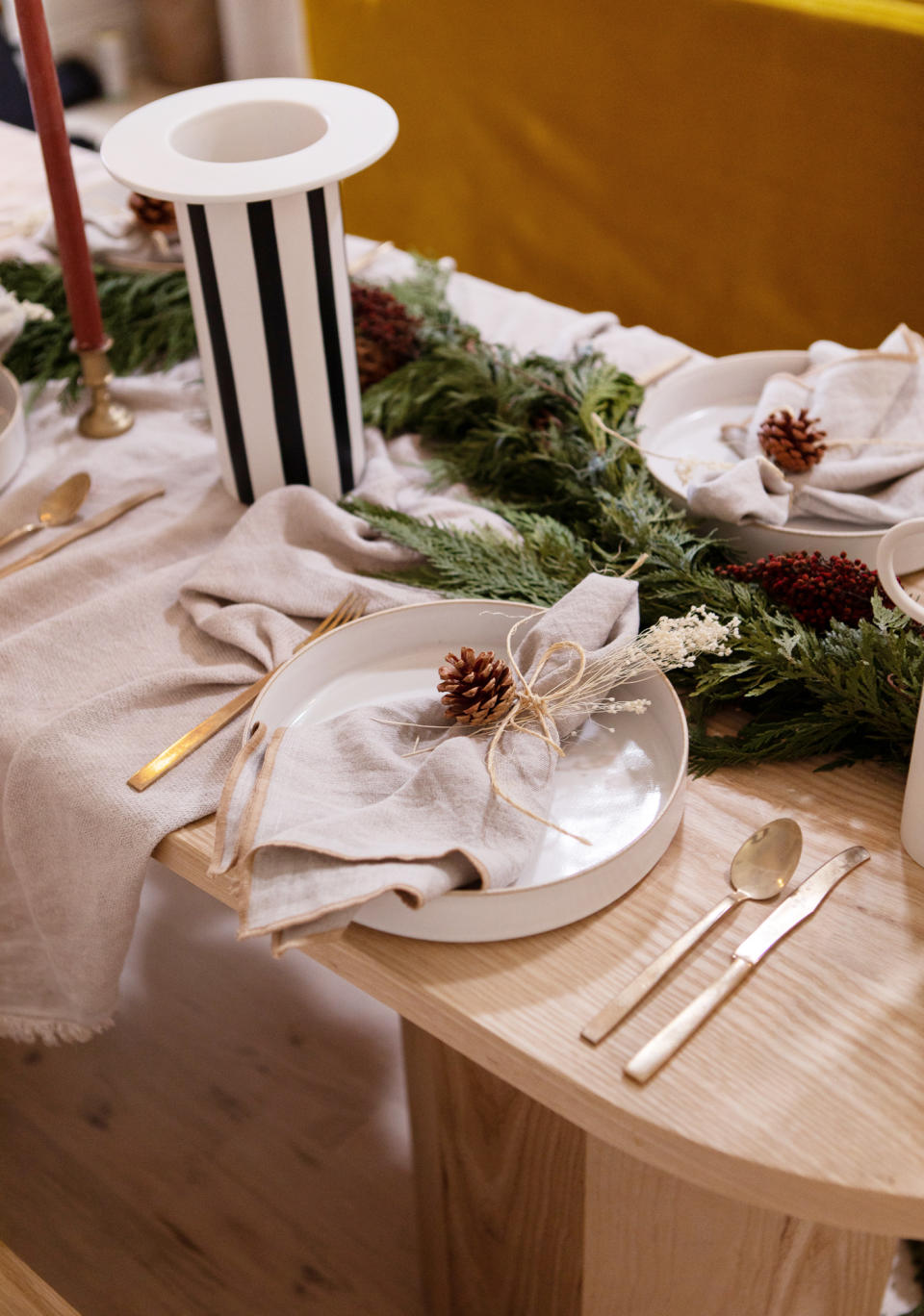 5 Christmas Place Setting Ideas That Will Make Your Festive Table Feel