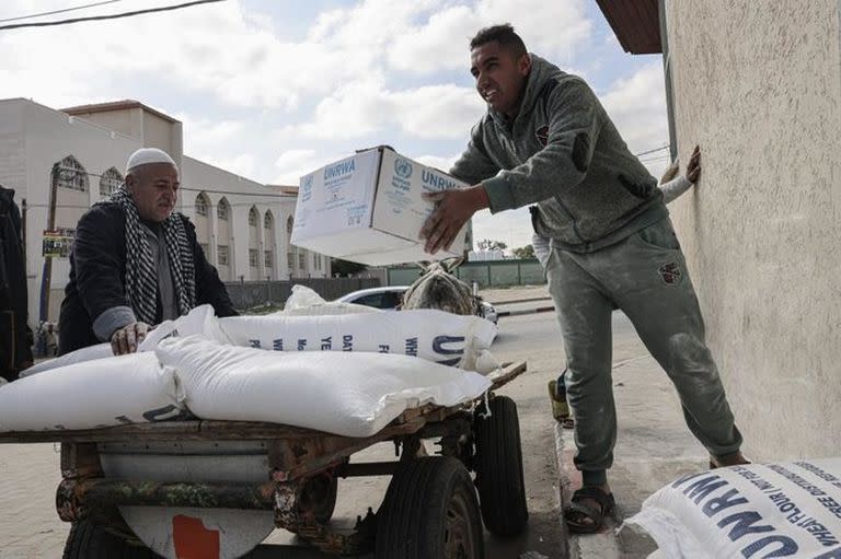 Un trabajador de la ONU descarga donaciones en Gaza