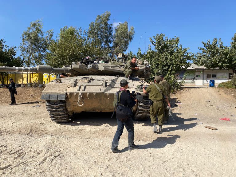 Despliegue de tanques israelíes en el kibutz