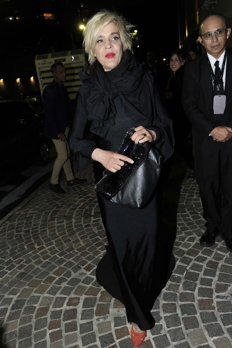 Leticia Bédice, de negro con calzado de contraste
