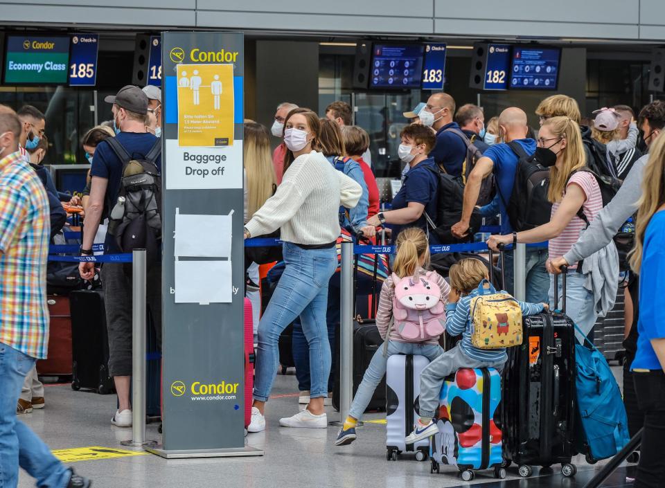 Lange Schlangen bilden sich an den Flughäfen, hier zum Ferienstart in Nordrhein-Westfalen am Flughafen Düsseldorf Anfang Juli. 