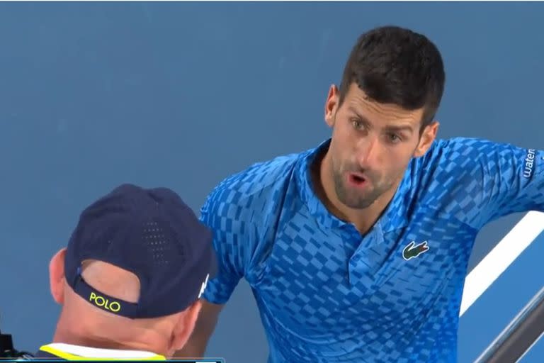 Djokovic le dice al umpire que un hombre lo estaba insultado