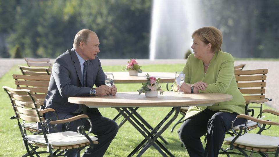 Bundeskanzlerin Angela Merkel zusammen mit Wladimir Putin auf Schloss Meseberg. Foto: Alexei Druzhinin/Pool Sputnik Kremlin/AP