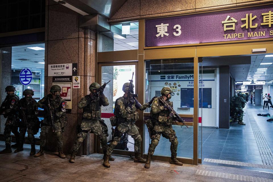 2023年7月26日，台北車站，漢光演習期間，憲警聯合反劫持作戰演練。攝：陳焯煇/端傳媒