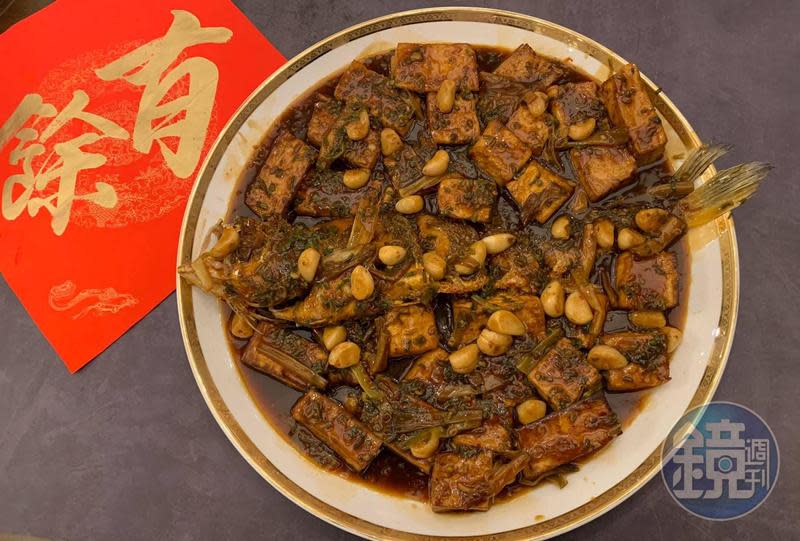 春節前在南門市場盧記看到大尾的野生黃魚，就用家傳祕訣來烹這道「豆腐燒黃魚」，煮出來非常夠味。