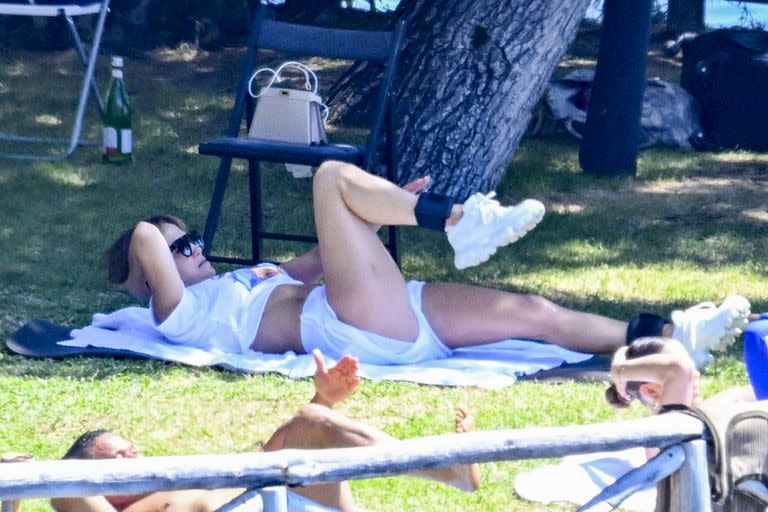 JLO haciendo abdominales a todo ritmo. La latina no perdió el glamour e hizo toda la clase con gafas de sol