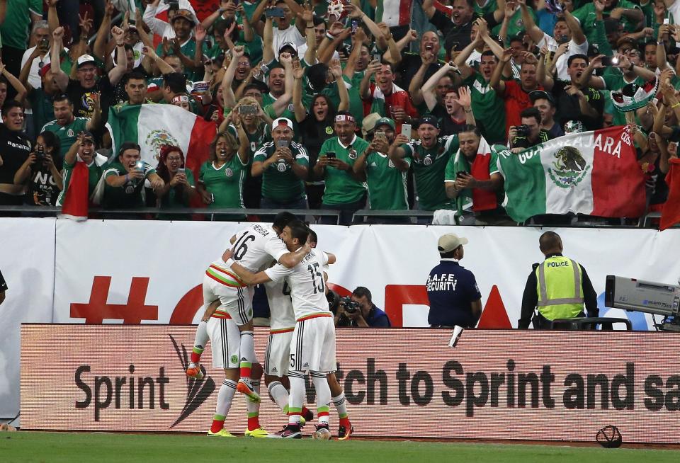 Los jugadores de México, Héctor Herrera (16) y Héctor Moreno (15), festejan un gol contra Uruguay en la Copa América el domingo, 5 de junio de 2016, en Glendale, Arizona. (AP Photo/Ross D. Franklin)