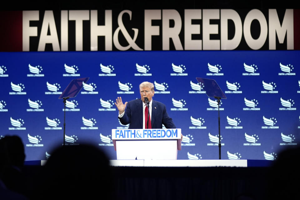 El expresidente Donald Trump habla en la conferencia "Road to Majority" (Camino a la Mayoría), el sábado 22 de junio de 2024, en Washington. El letrero dice: "Fe y libertad". (AP Foto/Manuel Balce Ceneta)