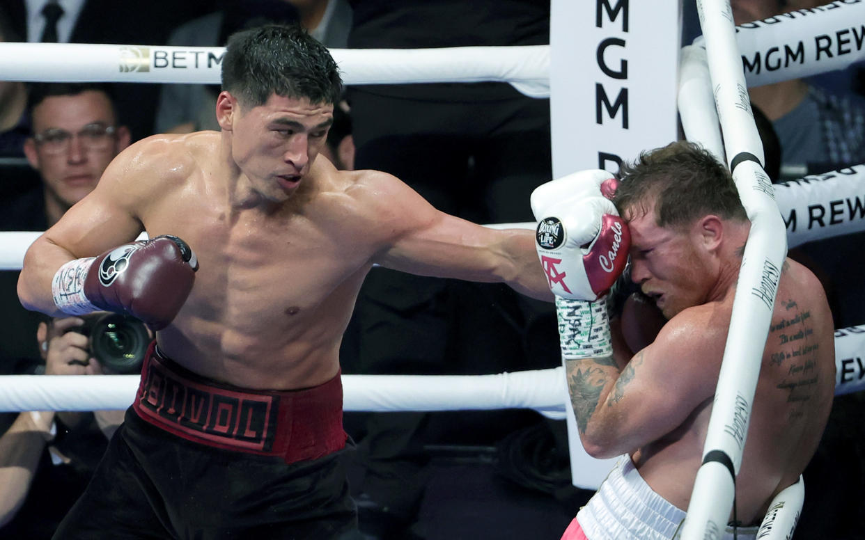 LAS VEGAS, NEVADA - MAY 07: Dmitry Bivol (L) throws a left at Canelo Alvarez in the fifth round of their WBA light heavyweight title fight at T-Mobile Arena on May 07, 2022 in Las Vegas, Nevada. Bivol retained his title by unanimous decision. (Photo by Ethan Miller/Getty Images)