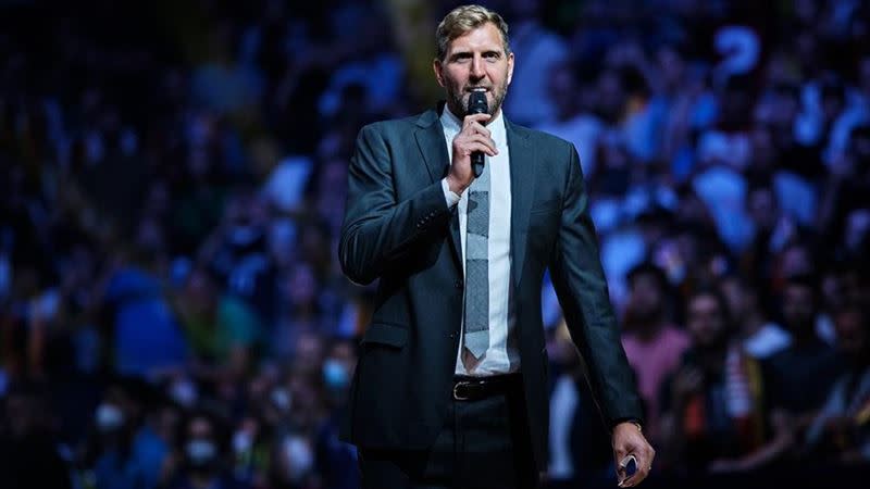 9月初剛被德國退休球衣的諾威斯基（Dirk Nowitzki）也將在2023年取得入選名人堂的資格。（圖／翻攝自FIBA官網）