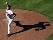 Aaron Blair, Werfer bei den Atlanta Braves, zeigte bei einem Spiel gegen die Miami Marlins vollen Körpereinsatz. (Bild: AP Photo/David Goldman)