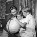 En esta estampa familiar el estadounidense observa una bola del mundo con sus hijos, Joel y Michael. (Foto: Arnold M. Johnson / Hulton Archive / Getty Images)