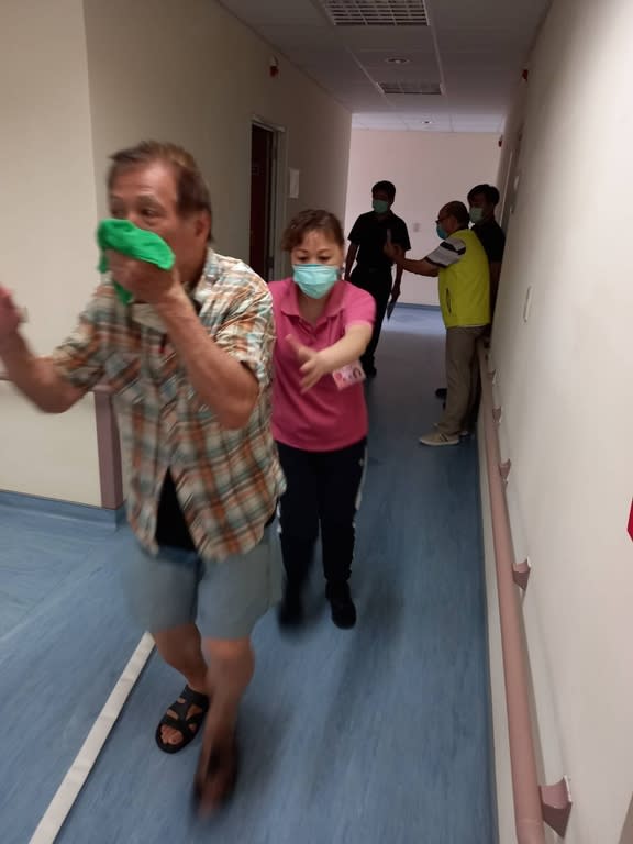 《圖說》板橋榮家消防自衛編組演練將長輩們疏散到戶外連通走廊避難平台。〈板橋榮家提供〉