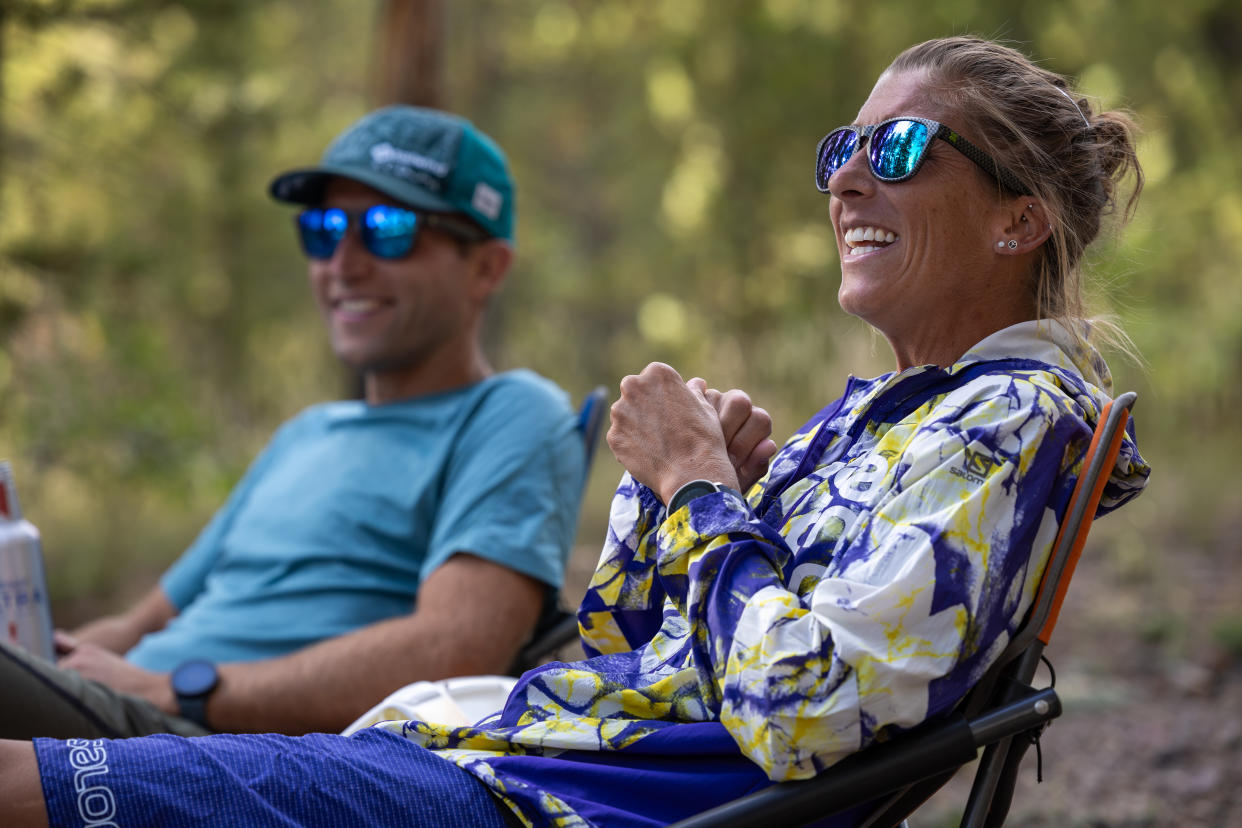 Courtney Dauwalter y su marido, Kevin Schmidt, cerca del lago Turquoise en Leadville, Colorado, el 17 de agosto de 2023. (Howie Stern para The New York Times)