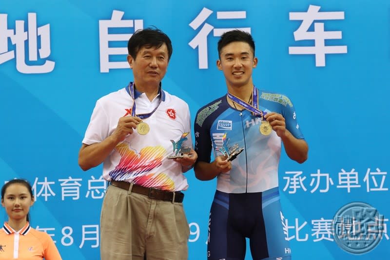 2017年於天津全運贏得全能賽金牌後，「肥榮」（右）與恩師沈金康分享喜悅。（圖：體路資料庫）