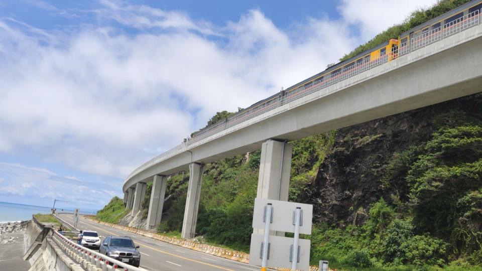 宛如海面巨龍，最美車站多良高架鐵路通車。（中央社）