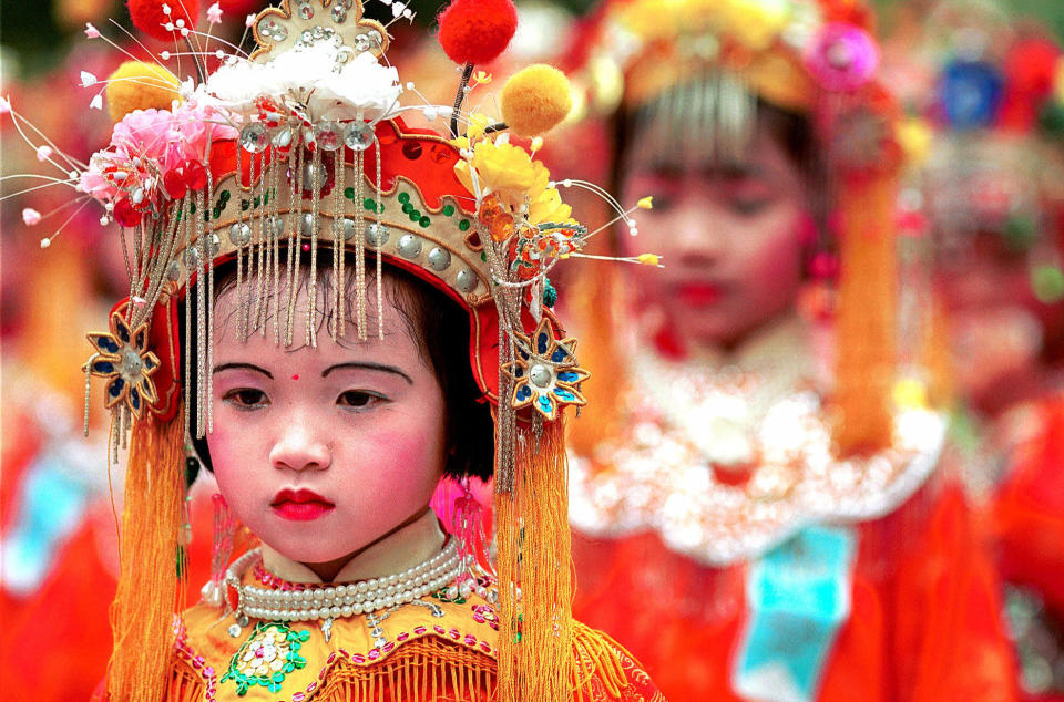 <p>Zum traditionellen Gewand aus bunter Seide, dem „Áo dài“, tragen Frauen und Mädchen in Vietnam einen aufwendig geschmückten Hut, der sowohl mit Fäden als auch blütenähnlichen Ornamenten und verziert ist. (Bild: AP Photo) </p>