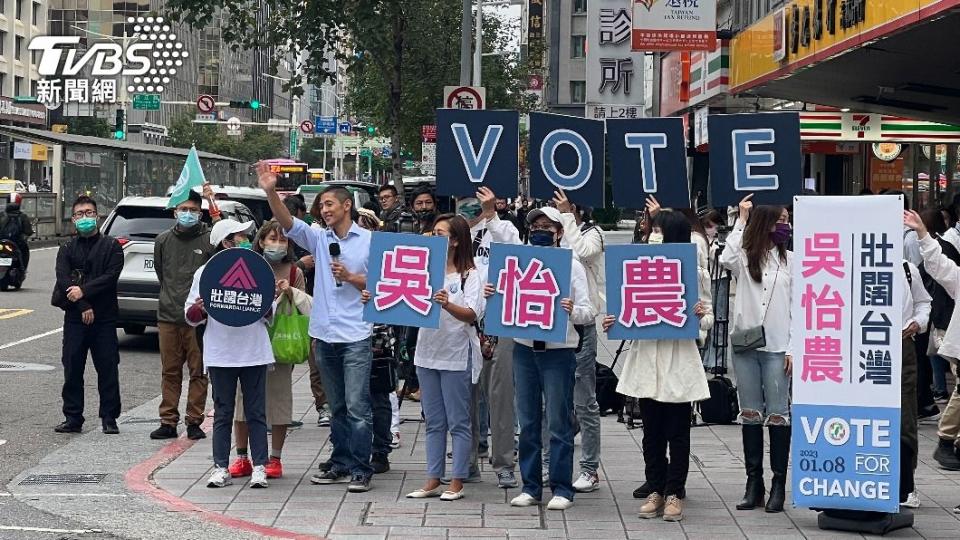 民進黨台北市第3選區立委補選參選人吳怡農上午在松江南京捷運站前站路口，向民眾揮手致意。（圖／方炳超攝）