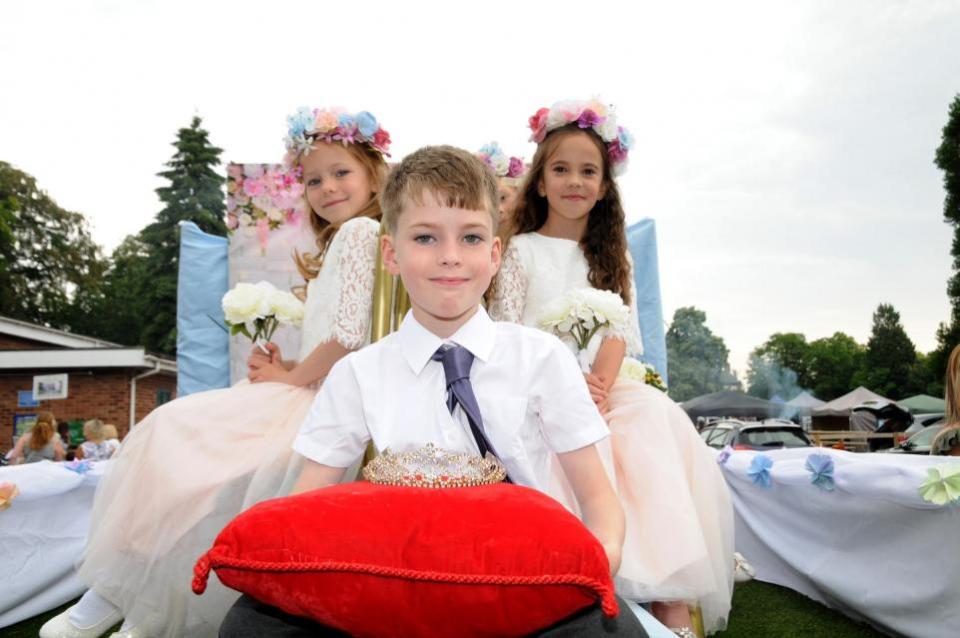 Warrington Guardian: Ben Gaffney fue portador del anillo en la carroza Thelwall Rose Queen 