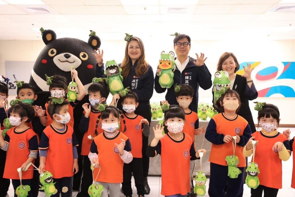 高雄市國小、幼兒園及特殊學校學童，2月20日起由學校統一發放，小朋友不用排隊，就能領到1盞龍年小提燈。圖/高雄市政府提供