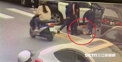黃姓通緝犯和警車相撞，最後渾身血被警方壓制在地。（圖／翻攝畫面）