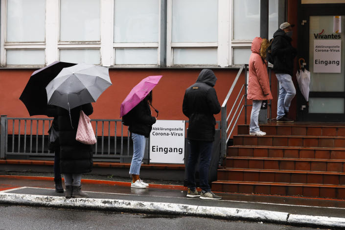 People line up in front of a new set up test and information centre for the new coronavirus at the district Prenzlauer Berg in Berlin, Germany, Monday, March 9, 2020 (AP Photo/Markus Schreiber)