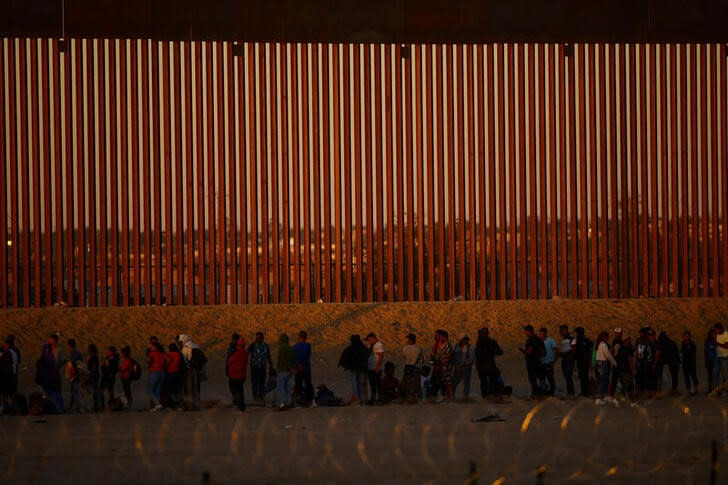 FOTO DE ARCHIVO. Migrantes que buscan asilo en Estados Unidos se reúnen junto al muro fronterizo a orillas del río Río Bravo, en una imagen tomada desde Ciudad Juarez, México. Septiembre 19, 2023. REUTERS/Jose Luis Gonzalez