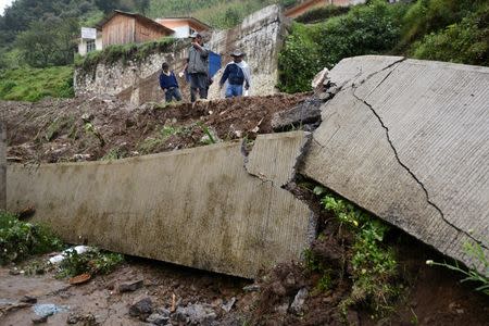 Residents survey the damage from a mudslide following heavy showers caused by the passing of Tropical Storm Earl in the town of Temazolapa, in Veracruz state, Mexico, August 6, 2016. REUTERS/Oscar Martinez