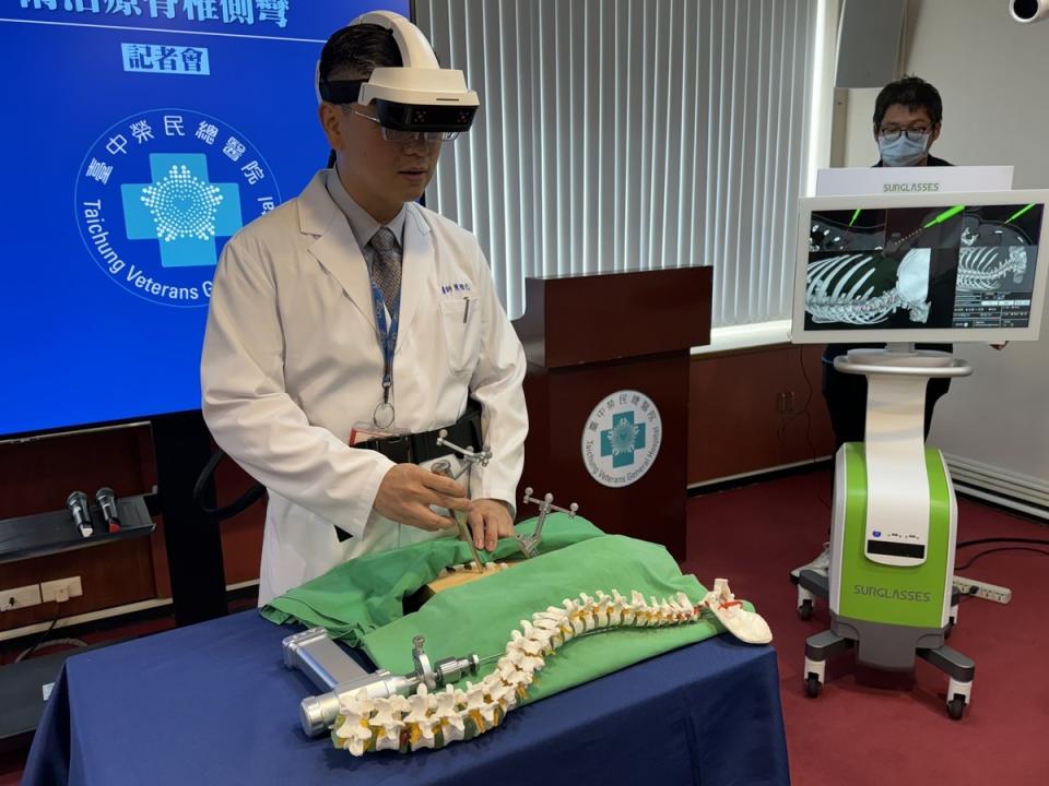 陳楷元醫師以模擬示範使用AR擴增實境手術導航眼鏡替病人開刀。   圖：台中榮總／提供