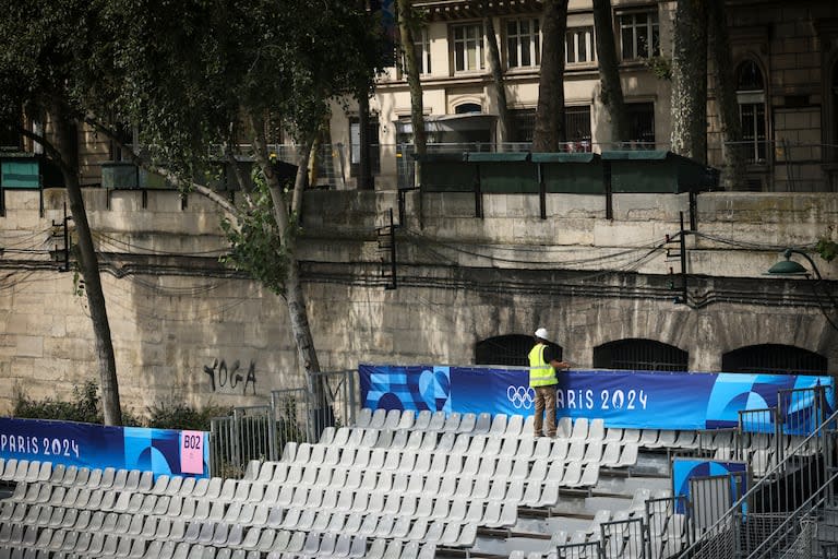 Un trabajador opera en gradas a lo largo del río Sena para los Juegos Olímpicos de Verano de 2024, el domingo 21 de julio de 2024, en París, Francia. (Foto AP/Thomas Padilla)