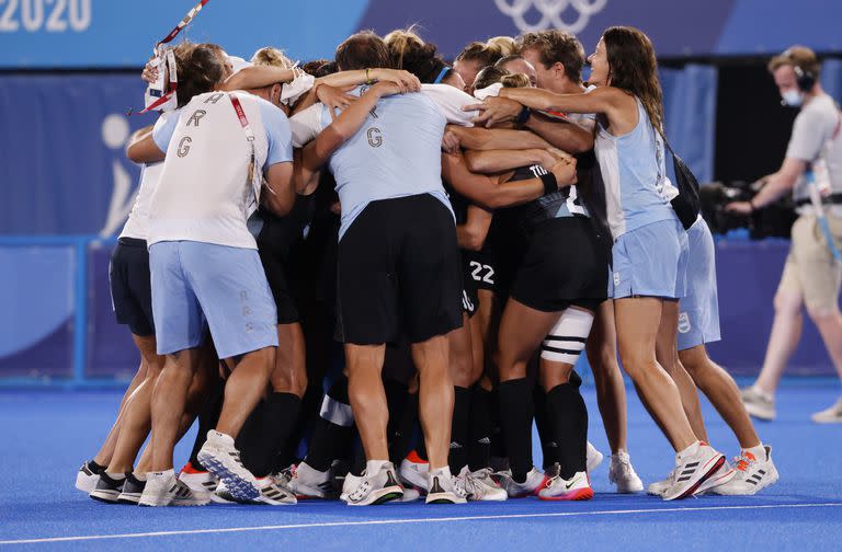 Hockey femenino en Tokio 2020: el festejo final de las Leonas tras el triunfo ante India.