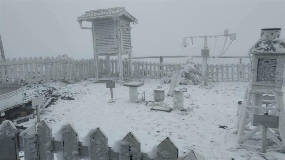 強烈大陸冷氣團來襲！　合歡山冰霰夾雪、玉山氣象站變銀白世界