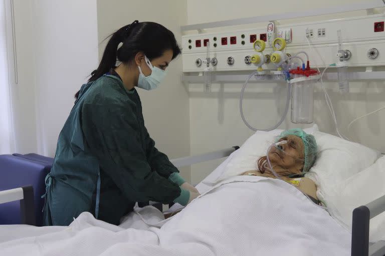 Una enfermera monitorea a Ayse Karatay en el Hospital Municipal de Eskisehir, Turquía. (IHA via AP)