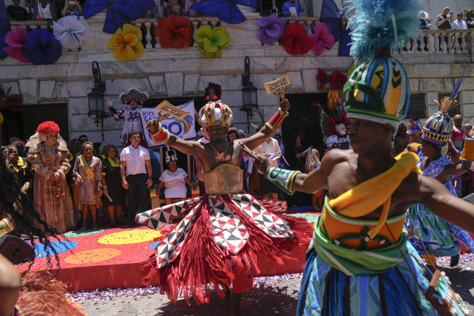 Dos hombres bailan antes de la ceremonia que marca el inicio oficial del Carnaval, el viernes 9 de febrero de 2024, en Río de Janeiro, Brasil. (AP Foto/Silvia Izquierdo)