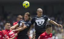 <p>In der ersten mexikanischen Fußball-Liga treffen die beiden Vereine Toluca und Pumas aufeinander. Ersterer konnte die Partie knapp mit 1:0 für sich entscheiden. (Bild: Christian Palma/AP) </p>