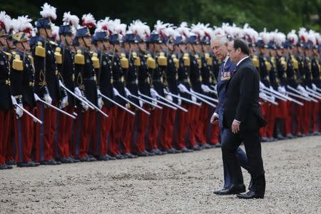 French president Francois Hollande (L) and Britain's Prince Charles attend a ceremony at the Franco-British National Memorial in Thiepval near Albert, during the commemorations to mark the 100th anniversary of the start of the Battle of the Somme, northern France, July 1, 2016. REUTERS /Thibault Vandermersch/Pool