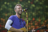 <p>Chris Martin asegura que utiliza hasta 18 rituales diferentes con su banda antes de salir al escenario, aunque hay uno bastante llamativo e higiénico. Y es que el líder de Coldplay se lava los dientes para actuar porque piensa que le da buena suerte. (Foto: Brent N. Clarke / Invision / AP). </p>