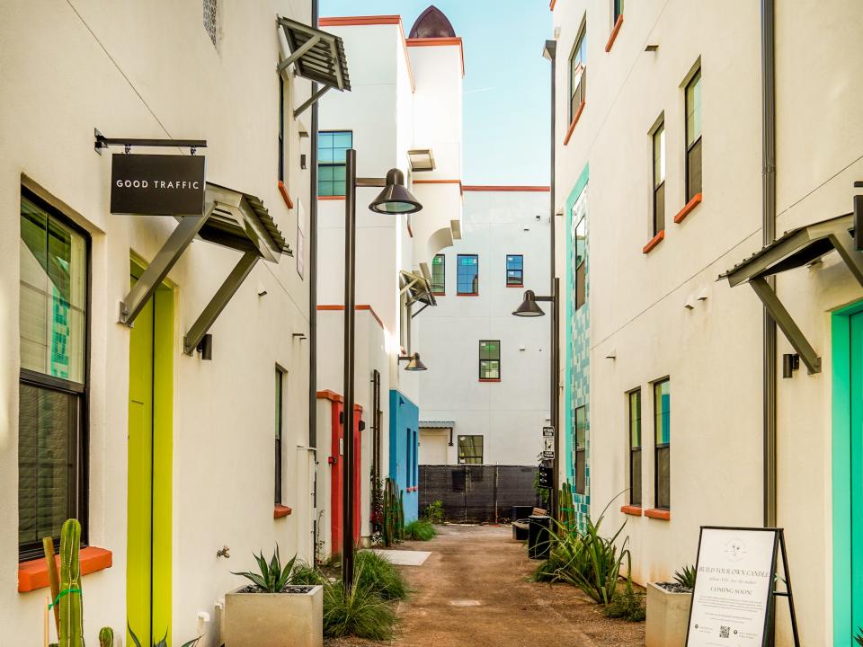 Culdesac Tempe: An alleyway lined with white buildings with red trimmings