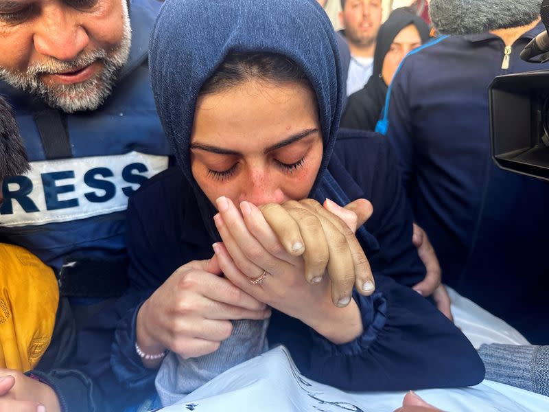 La hermana del periodista palestino Hamza Al-Dahdouh, hijo del periodista de Al Jazeera Wael Al-Dahdouh, asiste a su funeral, después de que Hamza muriera en un ataque israelí, en Rafah, en el sur de la Franja de Gaza