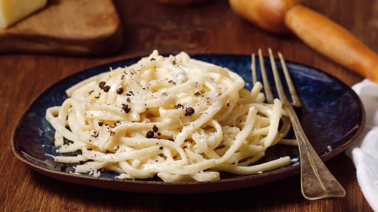 Cacio e pepe on plate