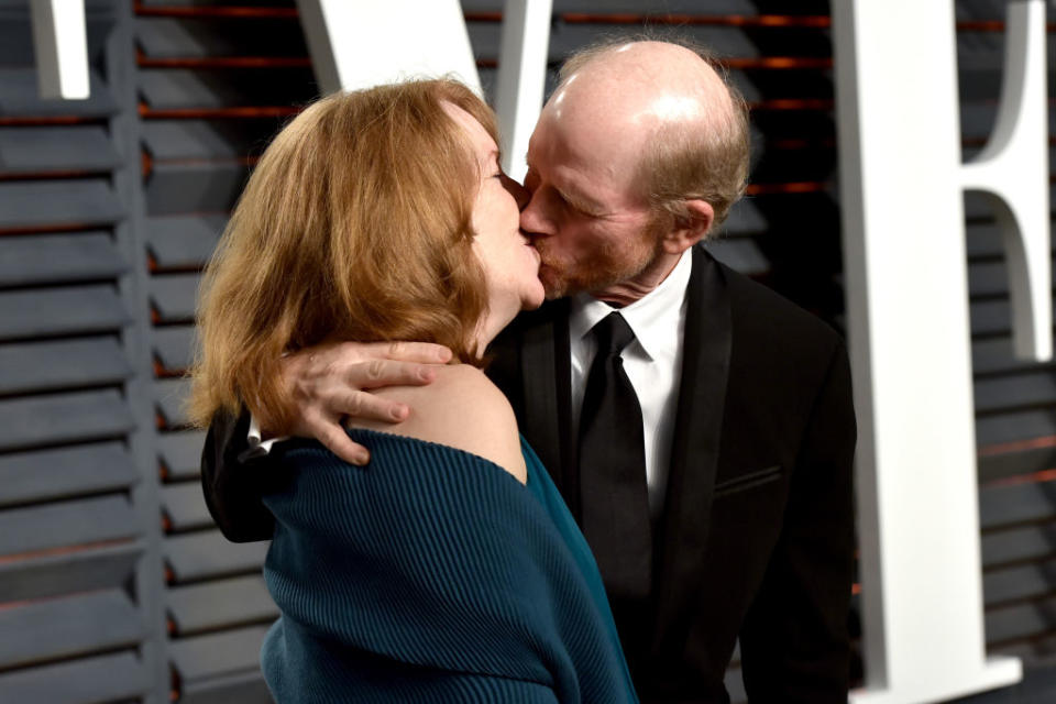 <p>Ron Howard plants one on wife Cheryl. (Photo: Getty Images) </p>