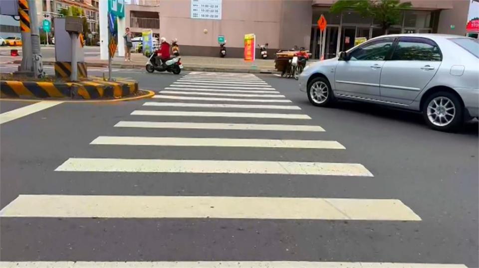 女子走斑馬線竟被轎車撞　翻圈重摔倒地手腳擦挫傷